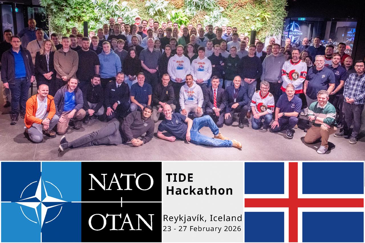 Велика група людей у цивільному