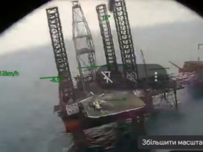 Заманили морськими дронами, уразили повітряними: ВМС показали відео знищення гелікоптера у Чорному морі  