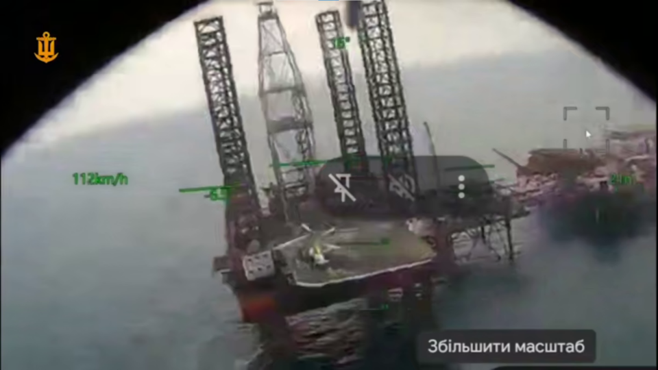 Заманили морськими дронами, уразили повітряними: ВМС показали відео знищення гелікоптера у Чорному морі  