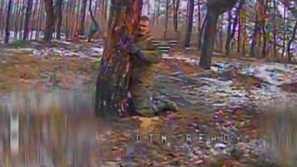 Смертельні обійми на колінах: дронарі знищують живу силу та автотранспорт противника  