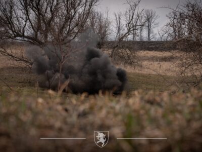 «Штурми стають дрібно механізованими»: росіяни штурмують на «Жигулях» і мотоциклах  