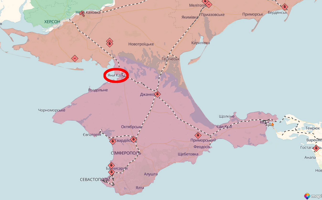 Карта півдня України та Криму з позначеними населеними пунктами й лініями сполучення, а території виділені різними кольорами. Червоним колом виділено район «Яни Капу» на півночі Криму, поблизу адміністративної межі з материковою частиною України.