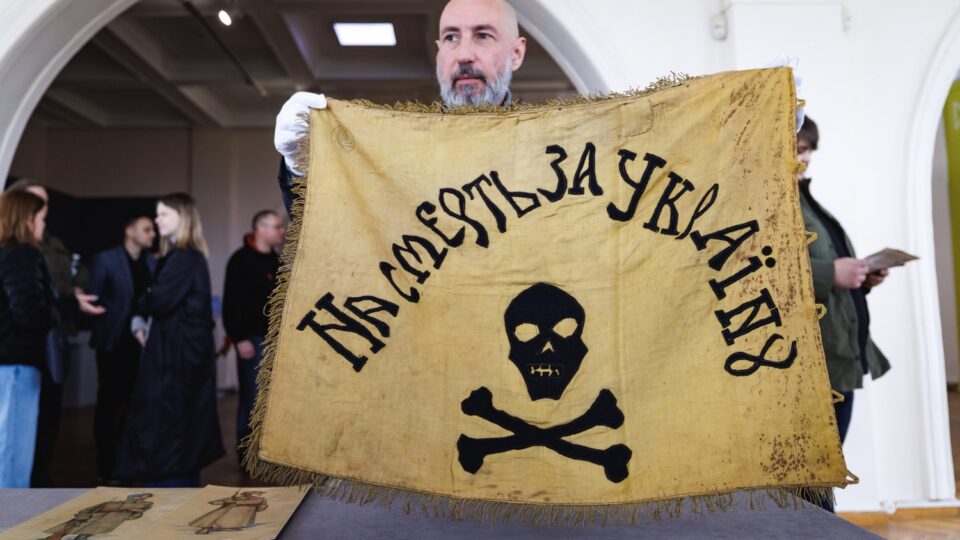 Прапорці з авто Симона Петлюри та сурма Другого Зимового походу: понад 1500 історичних артефактів повернулись до України  