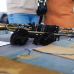 Старовинна сурма з чорними китицями займає центральне місце серед виставкових матеріалів. Інструмент, імовірно військового або церемоніального призначення, доповнює колекцію українських національних реліквій.