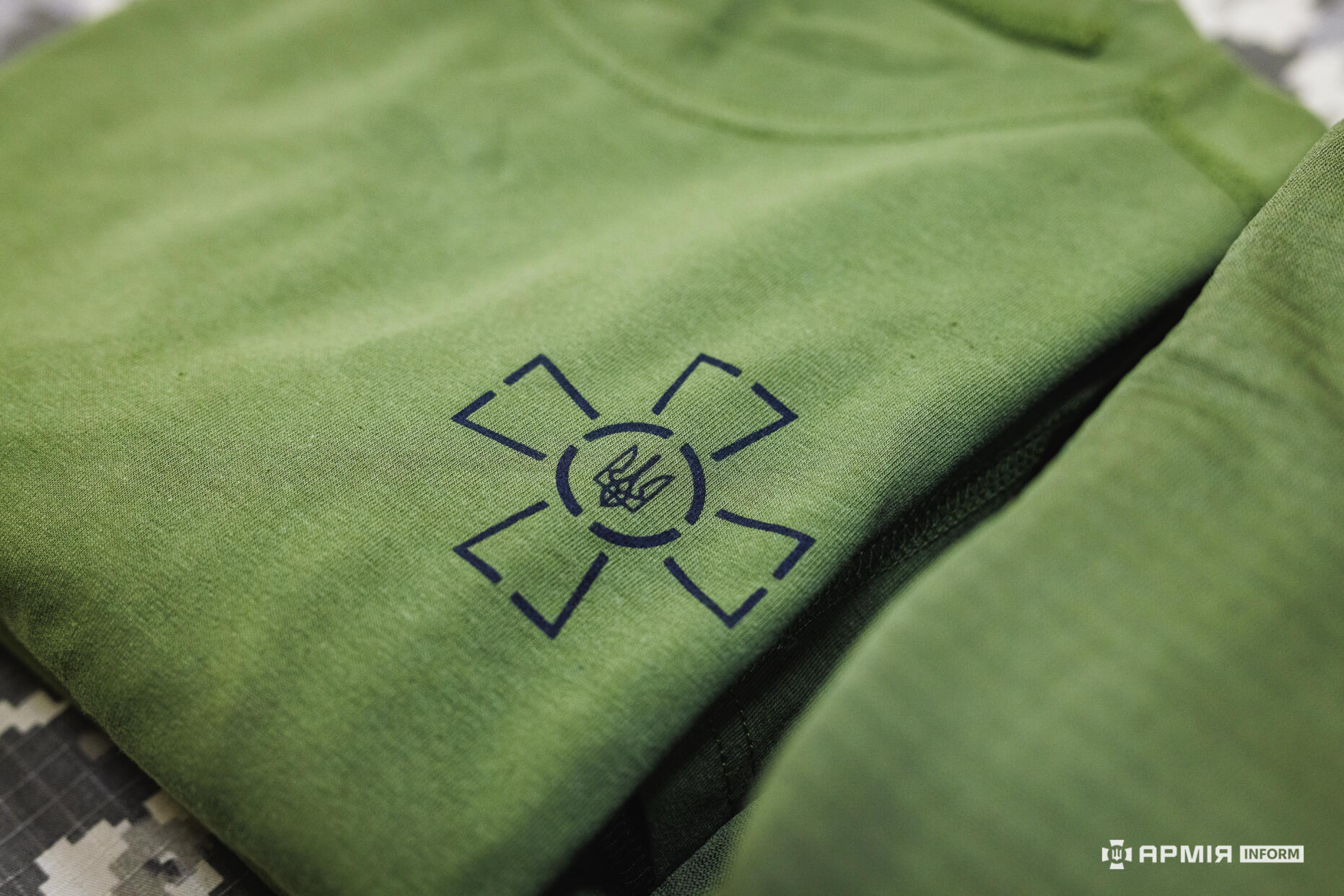 Футболка з символом крупним планом демонструє деталі нанесеного зображення. Видно текстуру тканини та акуратність друку.