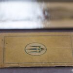 На фото зображено невеликий документ або посвідчення із символом тризуба на обкладинці. Артефакт належить до історичних матеріалів, пов’язаних із українським державотворенням.