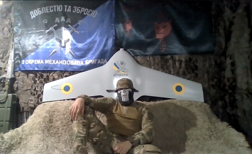 Гітара, «Роккі» і самовпевнений напис на снігу: що бачать українські оператори  БПЛА типу «Крило» на передовій  