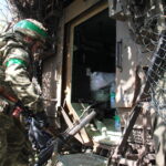 Українські військовослужбовці завантажуються в десантний відсік бронеавтомобіля «Кірпі»