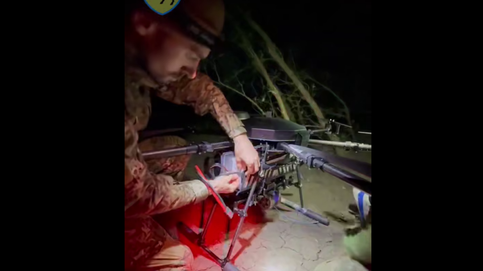 Вдень нищать, вночі доставляють посилки: важкі бомбери працюють цілодобово  