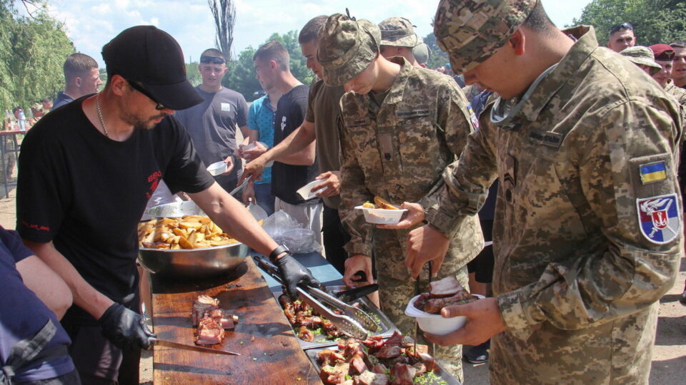 Від «що дали — те їж» до цифровізації процесів: як змінилося харчування військових за роки широкомасштабної війни  