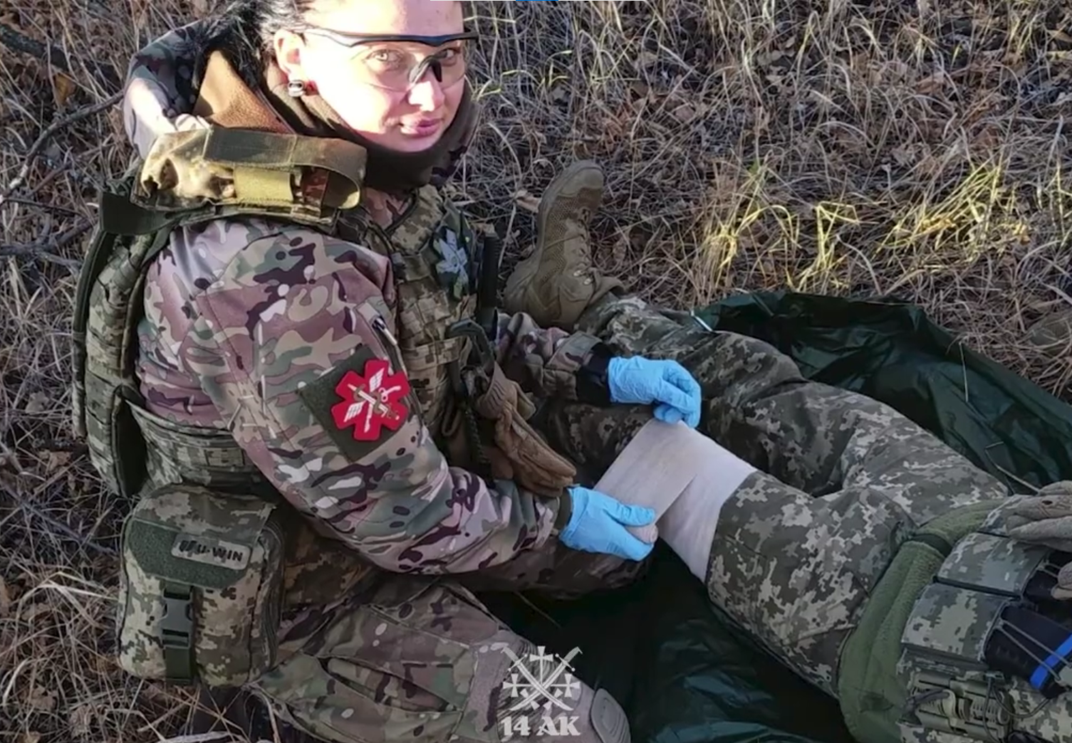Бойова медикиня надає допомогу пораненому