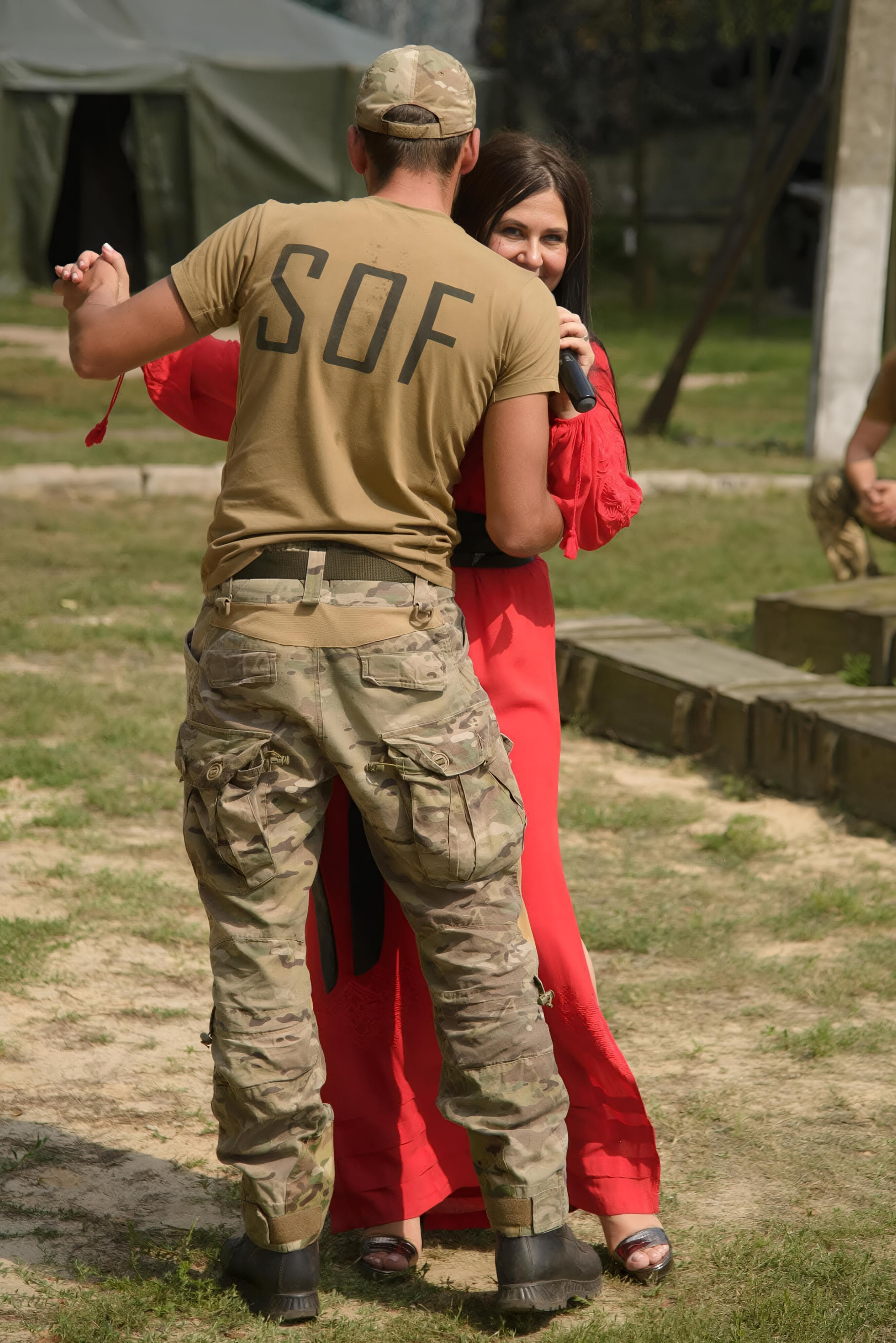 Анжеліка Рудницька на виступі для українських військових