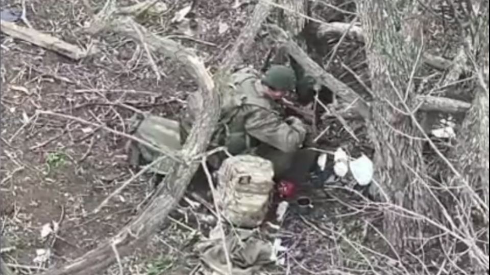 Мародерив загиблих, напився, загинув: російський штурмовик нічим не здивував  