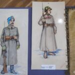 Фото демонструє ілюстрації військових одностроїв різних підрозділів Української Народної Республіки. Малюнки слугують важливим візуальним джерелом для вивчення історії українського війська.