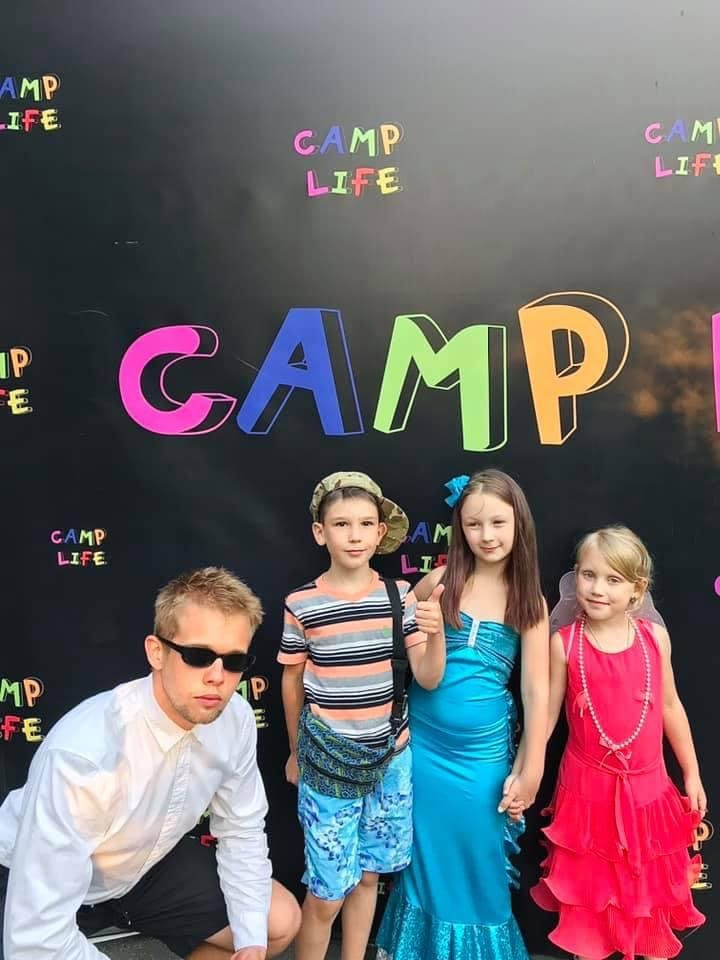 Артур Світухов під час роботи в дитячому таборі Camp Life