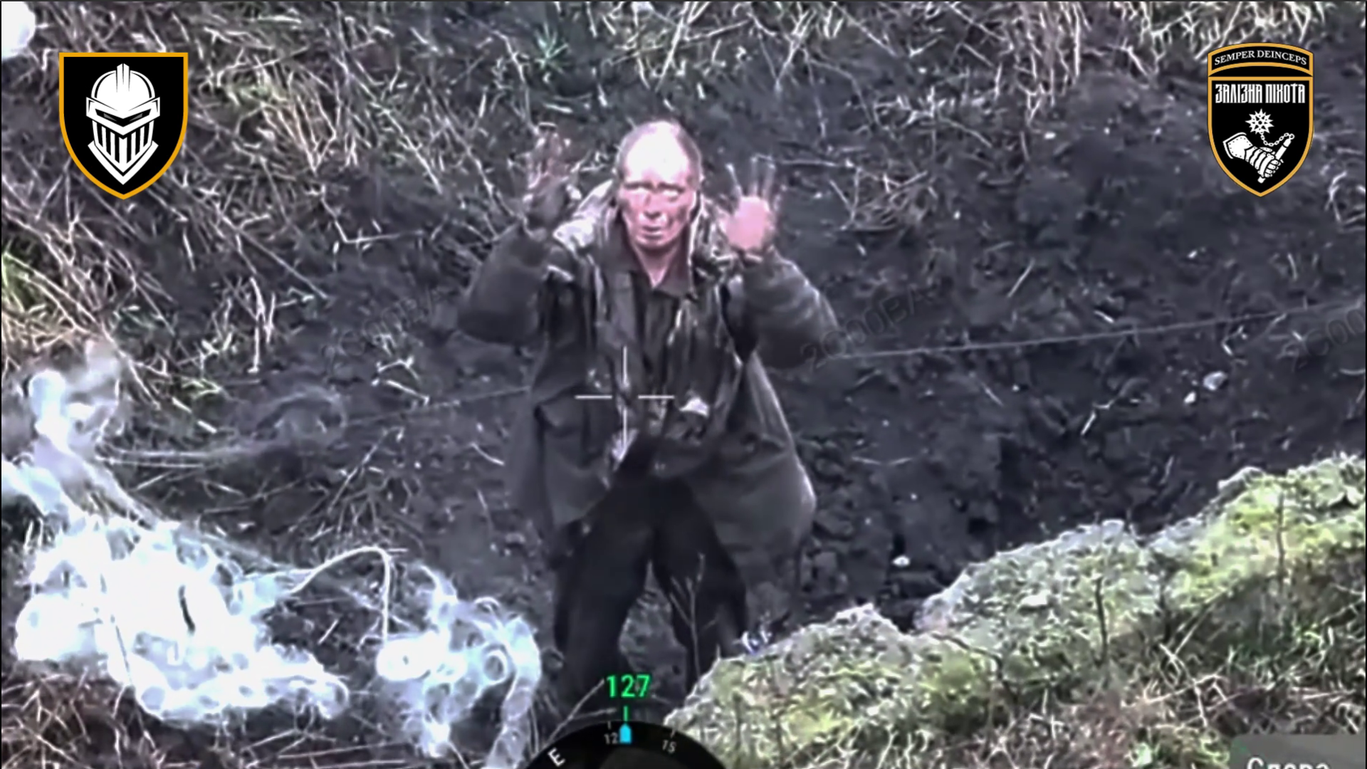 Окупант підняв руки і показує, що готовий здатися