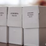 На фото зображено архівні коробки фонду ВІМА, що містять систематизовані історичні матеріали. Архівна колекція свідчить про масштабну роботу зі збереження військово-історичної спадщини України.