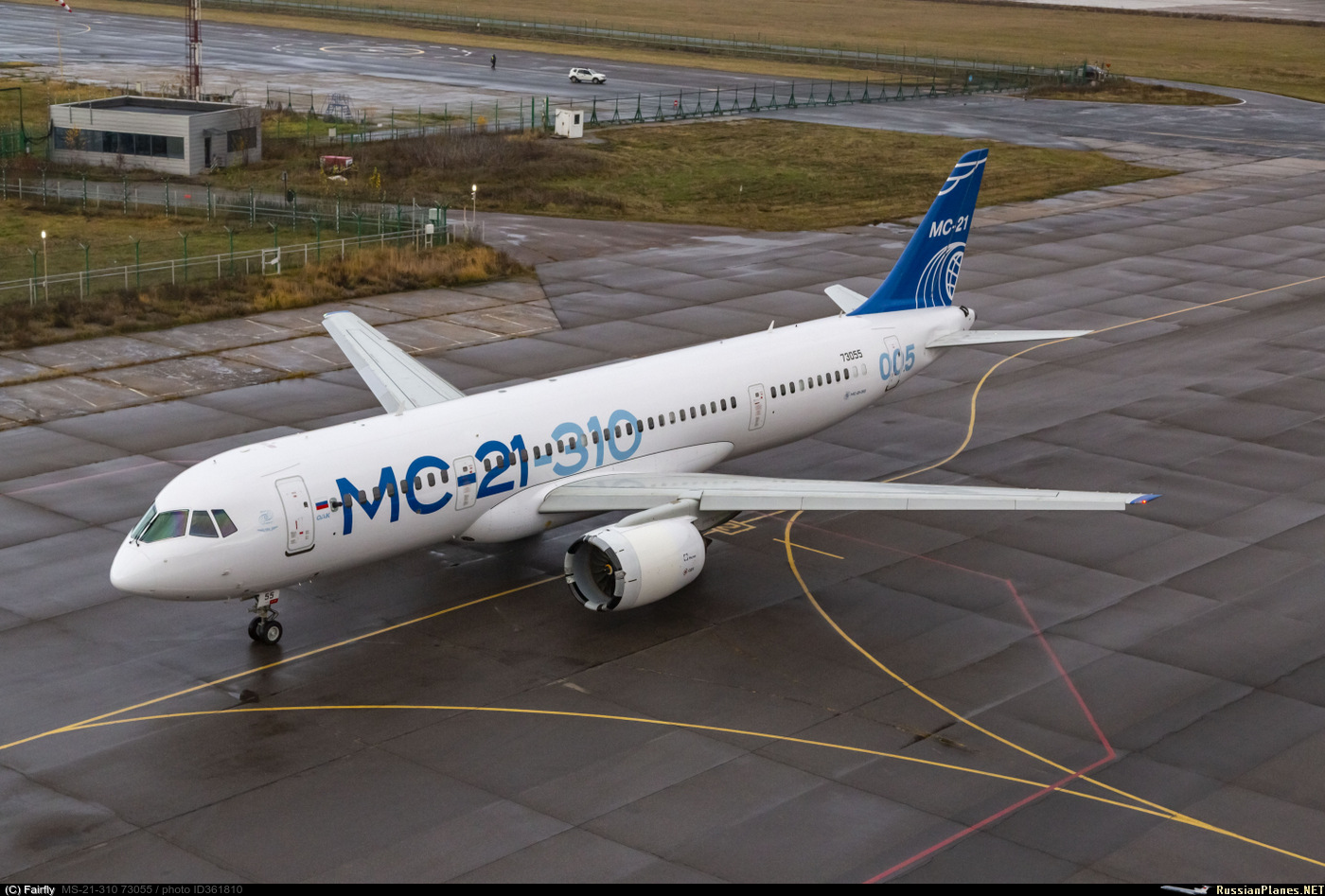 Літак МС-21-310 стоїть на злітний смузі