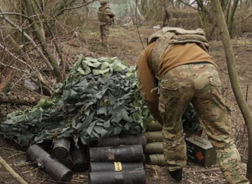 Український військовий маскує боєприпаси