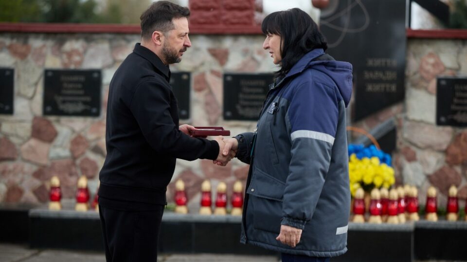 Президент відзначив державними нагородами працівників ЧАЕС, які забезпечують роботу станції під час війни  