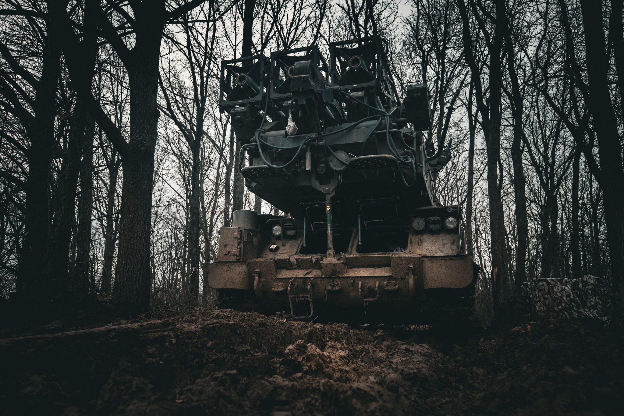 Самохідна установка FrankenSAM у густому лісі.