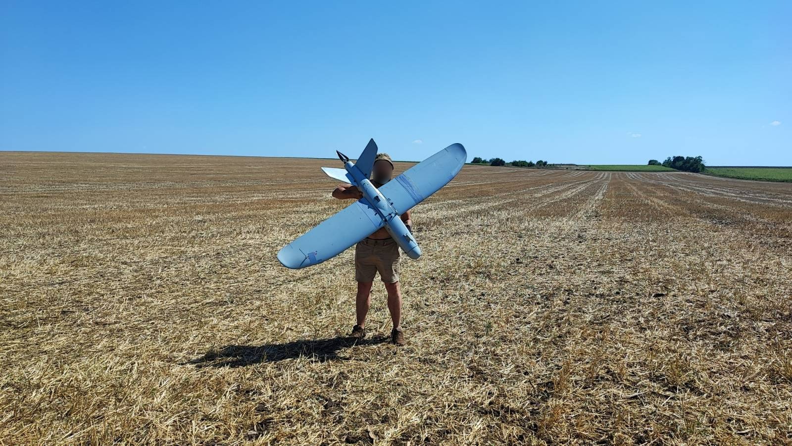 Військовослужбовець з позивним «Рон» тримає в руках розвідувальний БПЛА