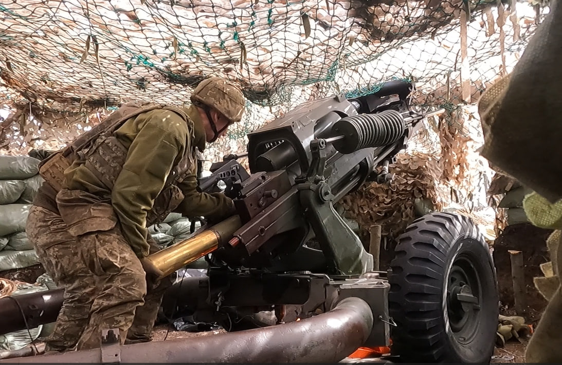 Український військовий заряджає гармату