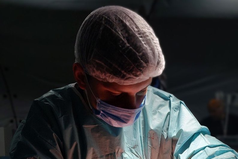 Владислав Титаренко виконує хірургічну операцію