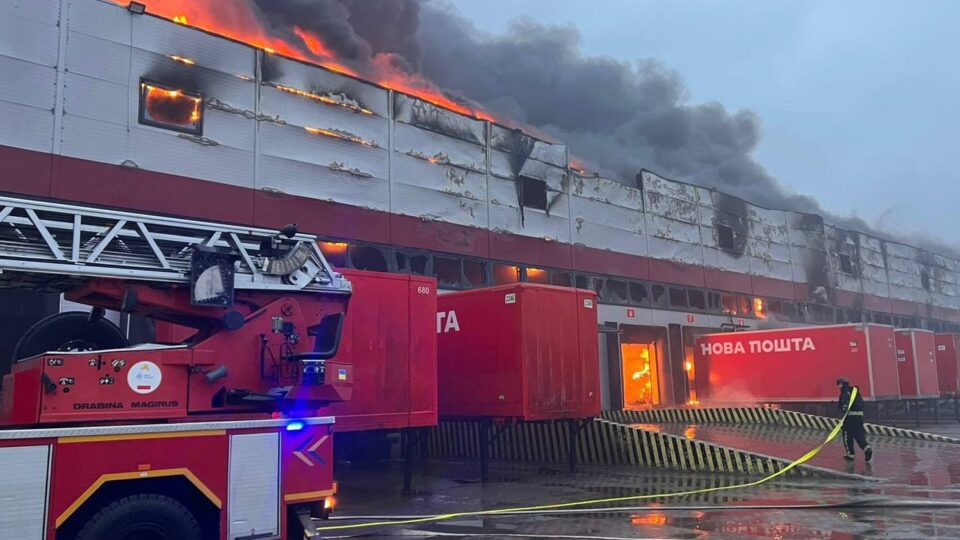 Російські дрони атакували Луцьк, горить склад «Нової Пошти»  