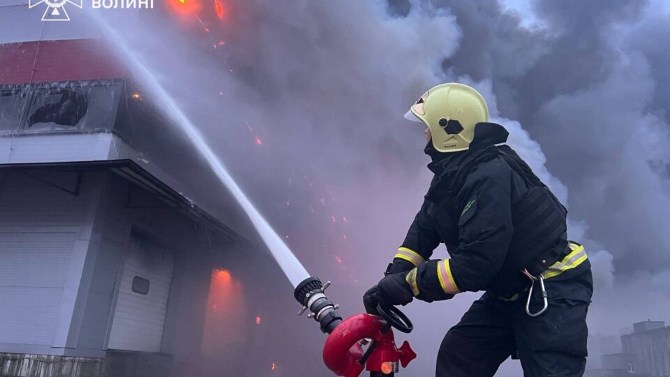 «Влучання в суто цивільні обʼєкти»: Президент прокоментував нічну атаку росіян  