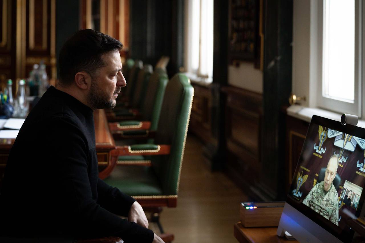 Володимир Зеленський дивиться на монітор під час відеоконференції з Олександром Сирським.