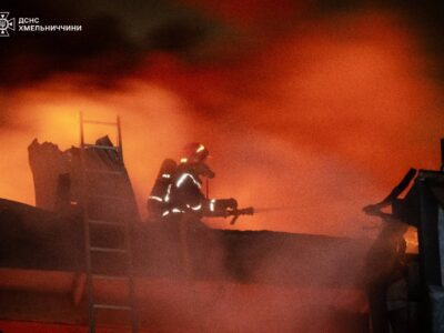 Вночі росіяни атакували Хмельниччину, виникла пожежа  