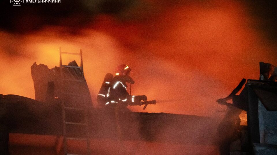 Вночі росіяни атакували Хмельниччину, виникла пожежа  