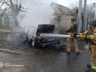 У Нікополі ворожий дрон атакував автівку, є постраждалі  