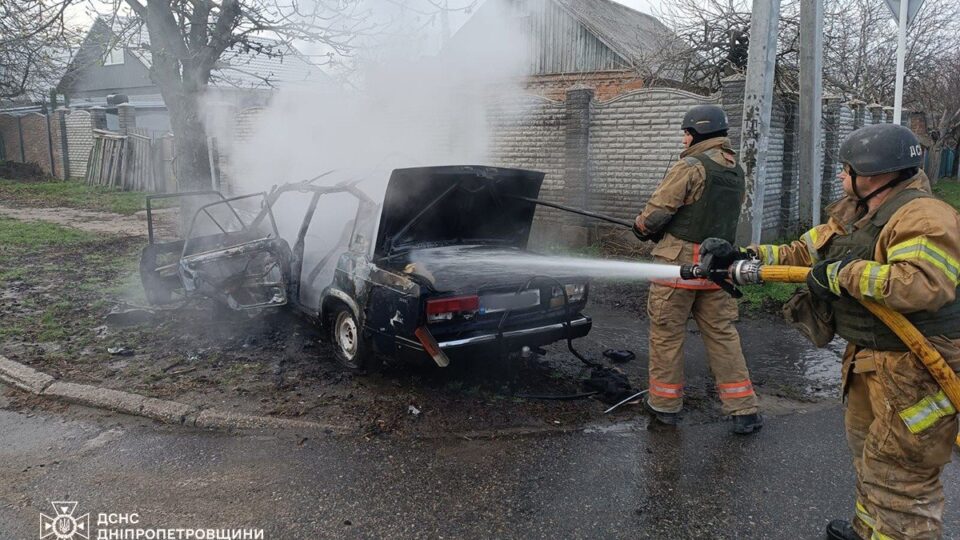 У Нікополі ворожий дрон атакував автівку, є постраждалі  