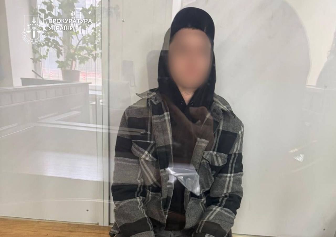 Чоловік сидить на лаві підсудних