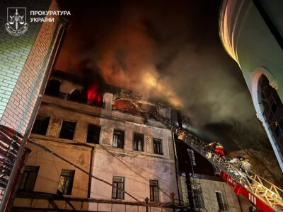 Ворог здійснив масовану атаку на Харків, є постраждалі  