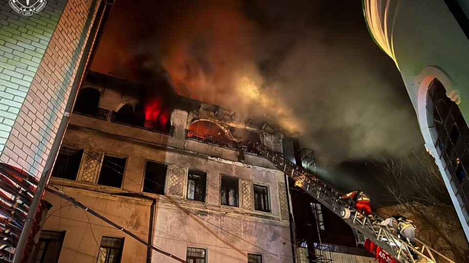 Ворог здійснив масовану атаку на Харків, є постраждалі  