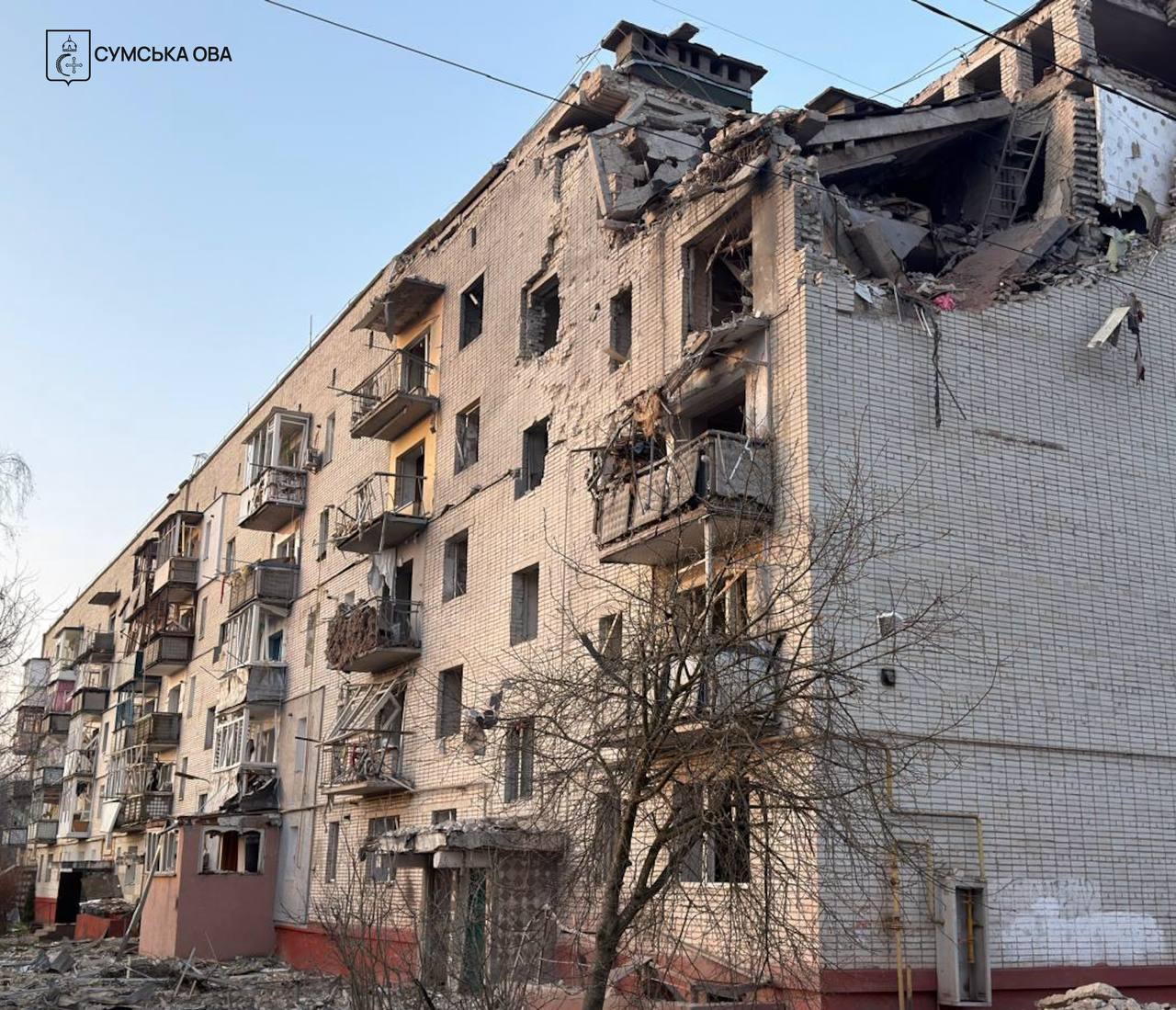 пошкоджена російським ударом 5-поверхівка - вибиті вікна, на 5 поверсі зруйнована квартира