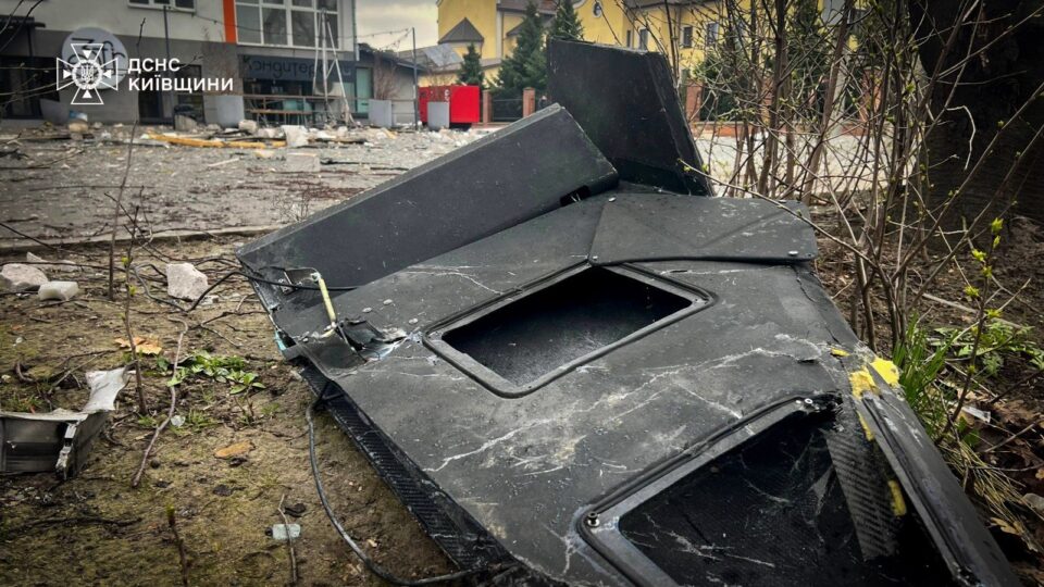 Пошкоджені багатоповерхівки та авто: рятувальники показали наслідки масованого удару по Київщині  