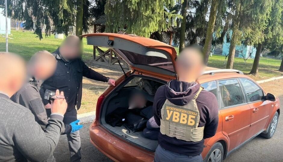 Пропонував прикордоннику хабар за виїзд до Європи: на Закарпатті затримали чоловіка  