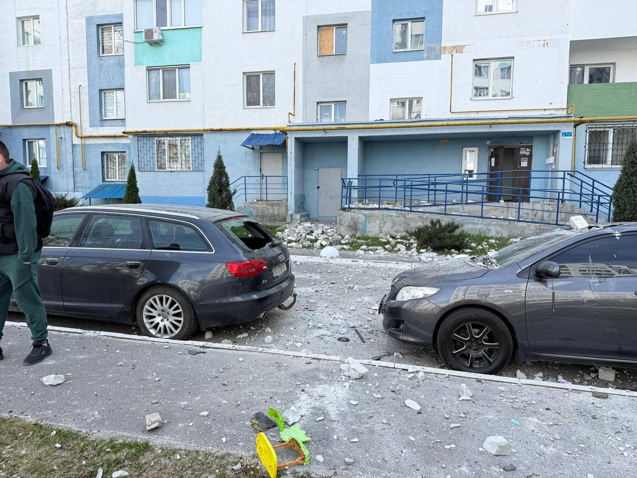 Ворожі дрони атакували Харків: постраждав водій автобуса