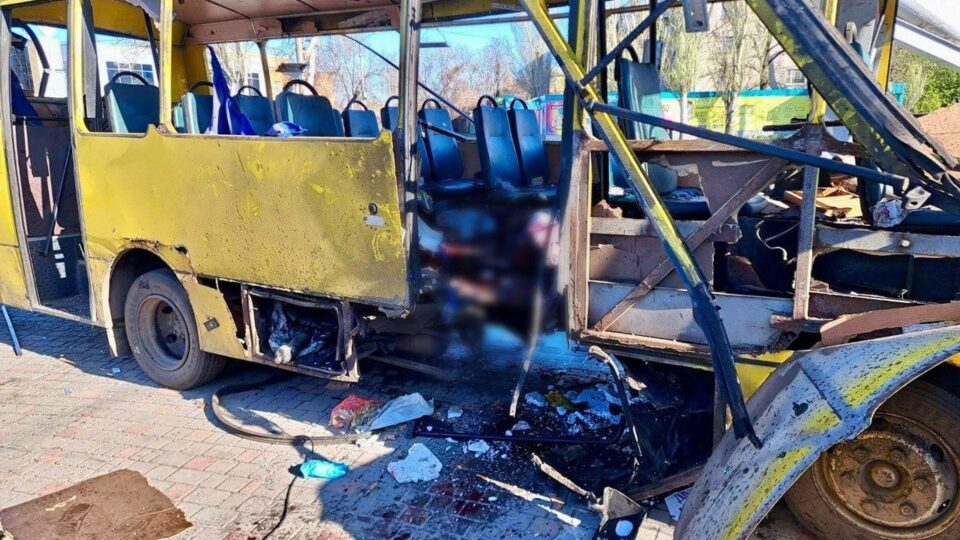 Вранці російський дрон вдарив по маршрутці в Нікополі: 3 загиблих і 12 поранених  