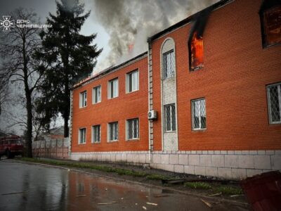 Росіяни атакували адмінбудівлі в Новгороді-Сіверському та Прилуках, виникли пожежі  