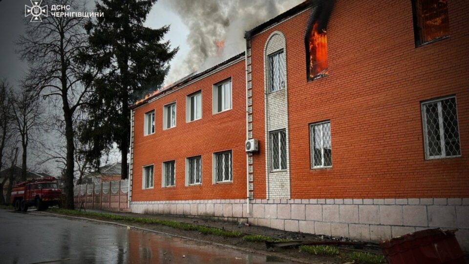 Росіяни атакували адмінбудівлі в Новгороді-Сіверському та Прилуках, виникли пожежі  