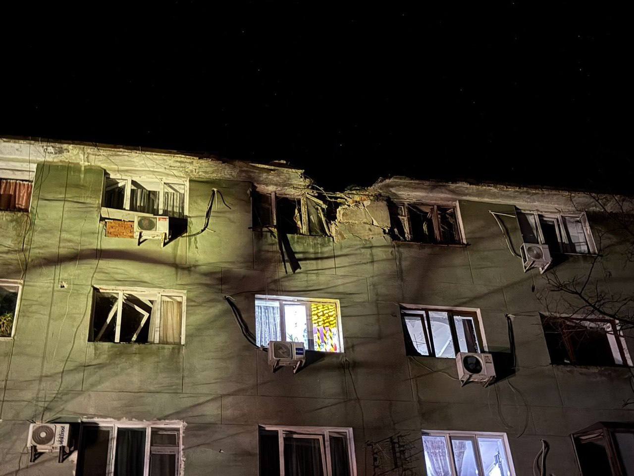 пошкоджений обстрілом житловий будинок