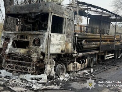 Росіяни вдарили по Нікополю FPV-дронами: загинув чоловік, згоріли вантажівки  