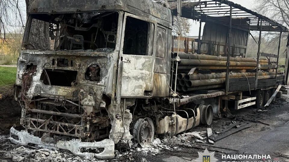 Росіяни вдарили по Нікополю FPV-дронами: загинув чоловік, згоріли вантажівки  