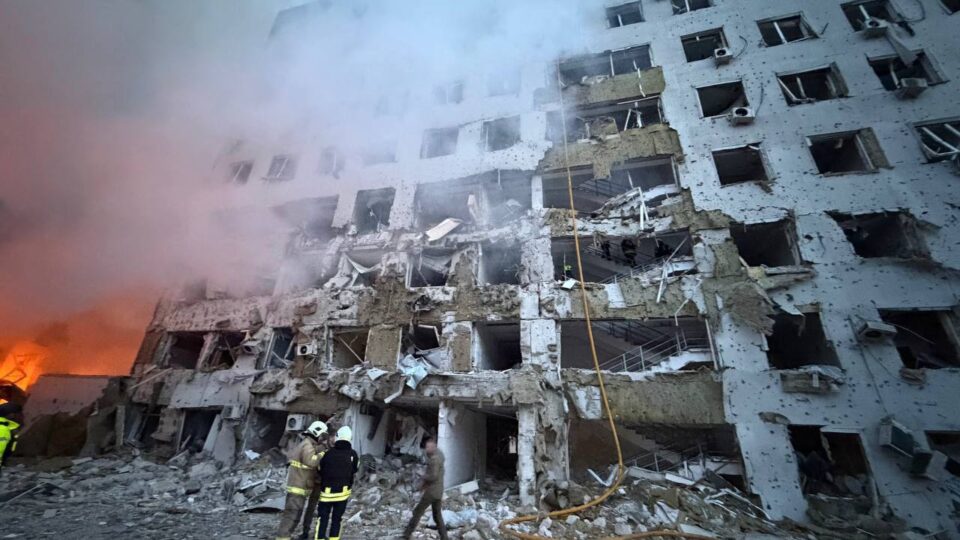 Кілька хвиль атак ракетами та ударними БПЛА по Одесі: 7 загиблих, є руйнування