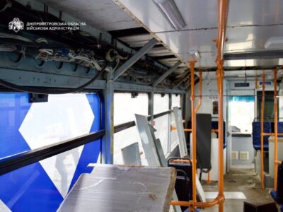У Дніпрі через російську атаку пошкоджене тролейбусне депо  